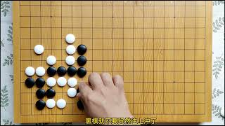 围棋黑先角里不足以做两眼活棋，只有抓住外围白棋弱点才有生路