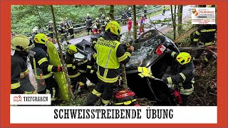 Tiefgraben: Herausfordernde Übung mit mehreren Verletzten nach Verkehrsunfall