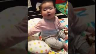 一人遊びが上手な赤ちゃん　baby is good at  play herself