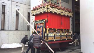 高山祭屋台会館の展示祭屋台入れ替え