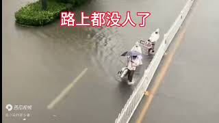 湖北省遭遇特大暴雨袭击，房屋被淹人们出门困难，农村庄稼也完了