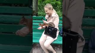 Ого..🐿..здесь не плохо кормят..