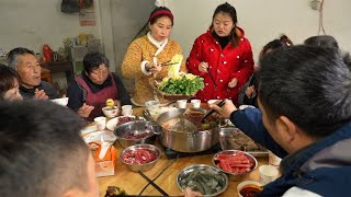 桃子姐和姐妹们约好带孩子们回娘家，打一顿鸳鸯牛油菌汤火锅