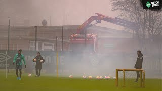 Werder Bremens Nebel- und Rauch-Training mit lustigem Kopfball-Fail und harten Grätschen