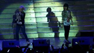 CL & Minzy (2NE1) -  Please Don't Go @ The Party [Araneta Coliseum 06.04.2011] (Fancam)