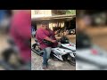 lawak gara2 lelaki ni tak boleh turun daripada motor tengok apa member buat...