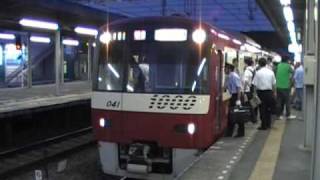 京急新1000形1041編成到着発車