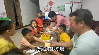 学哥走漏了自己生日给表妹知道，还拿出私房钱买菜请大家吃一餐