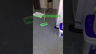 4 years old boy help Mum clean the floor 4 岁小帅哥帮妈妈拖地