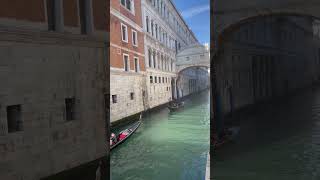 વેનિસમાં સુંદર ગોંડોલા #italy #venice #travel #europe #explore #gondola