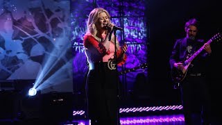 Kelly Clarkson Sings 'I Don't Think About You'