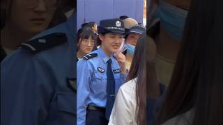 杭州街头街拍美丽的女警官