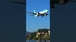 Amazing TUIfly landing at Corfu Airport with wake vortex