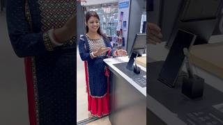 O Madam এই ফোন টাই হাত দিও না, হাতে ছাকা লাগবে ! #reels  #Samsung #sumsungs24ultra  #viralpost2024