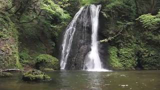 秋田県藤里町の峨瓏大滝、上流の白糸二段の滝。