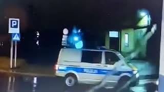 Policjanci potrącili człowieka na pasach przed komendą policji