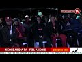 mc mariachi aganye okugenda ku stage abadigize nebonona obutebe enkuba