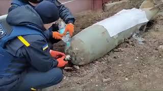 Ukrainians defusing an unexploded Russian bomb, Risking Their Lives To Save Others.