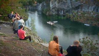 Поток воды не отступают в Конвере, здания остаются погруженными в погружение