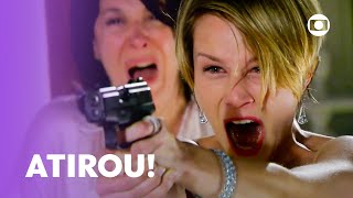 Lara atira em Flora para salvar Donatela e a família! | A Favorita | Vale a Pena Ver De Novo