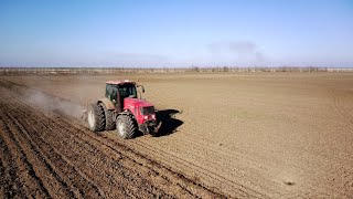 Обработка почвы чизельными плугами (cultivation of land with chisel plows)