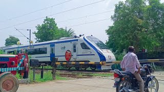 VANDE BHARAT Express 180kmph Dangerous Passing Throughout Railgate-INDIAN RAILWAYS