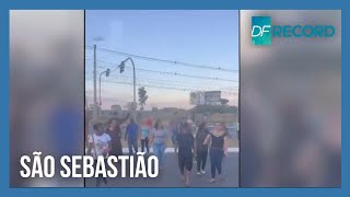 Populares protestam contra derrubadas de construções em São Sebastião