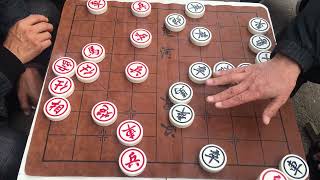 红方下棋设计的棋路比你多三四步，你说这棋怎么不输呢，佩服 #公园象棋#象棋#街头象棋