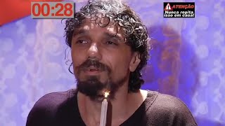 Bluezao aparando a barba com fogo no Pânico na Band