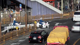 バイクが！ベンツが！！警官3名と女性白バイ隊員含む2台の白バイが鉄壁の体制の中、黄色線など見えていない身勝手なドライバーが警官たちの見事な連携で検挙される瞬間！！