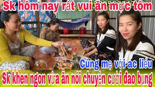 Tá hỏa buổi ăn mực tôm Sk với mẹ với vc a chị nói chuyện cười rất vui vẻ..