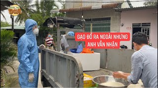 Người đàn ông nhận túi gạo bị đổ ra ngoài vì không có gạo ăn, Khương Dừa sẽ trở lại trao quà cho anh