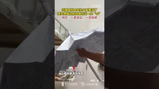 大學生把做過的試卷折成雨傘