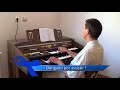 um meigo salvador organista bujor florin lucian tocando o Órgão yamaha electone c 55n