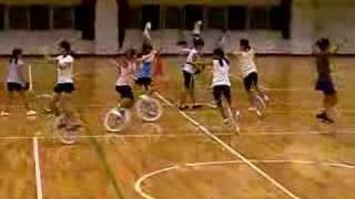 決定的瞬間 一輪車が突然　破裂！　Moment. Suddenly a unicycle!　 A fall!