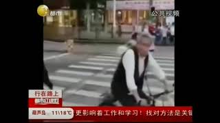 高速公路上货车货物没绑好，一路“天女散花”看的人心惊