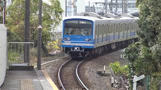 小田原駅からの出発が見えて緑町駅に到着する伊豆箱根鉄道大雄山線下り5000系