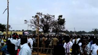 Police controls the Vadalur crowd!