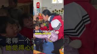 幼儿园开学萌娃集体哭成泪人 家长：老师挨个抱起安抚，心疼又好笑