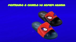 mostrando o chinelo do homem aranha