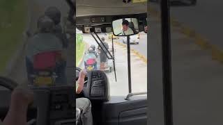 Imprudencia vial en el carril exclusivo de Metrolínea, en #Bucaramanga | Vanguardia