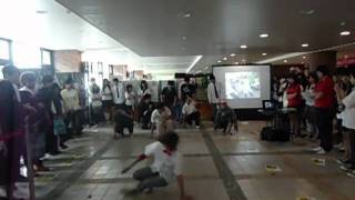 2010 10 16 弘光制服日  地板社表演