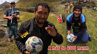 JUGAMOS FUTBOL a Más de 4300msnm con el  HOMBRE Solitario de 71 AÑOS que Vive AISLADO del MUNDO