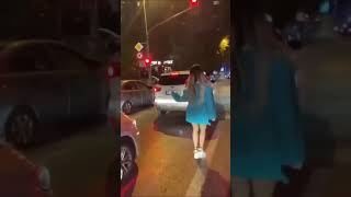 Işıklarda yarı çıplak twerk yapan  genç kız