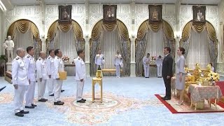 พระบาทสมเด็จพระเจ้าอยู่หัวและพระราชินี พระราชทานพระบรมราชวโรกาสให้ คณะบุคคล เฝ้าทูลละอองธุลีพระบาท