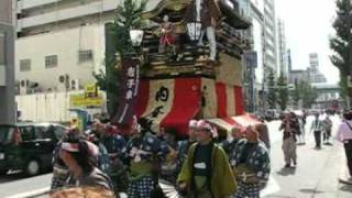 大山車まつりで道路の山車(内屋敷唐子車)