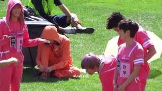 [fancam] 130903 Sehun tied his shoelaces @MBC idol championship (ft. TEEN TOP L.JOE Niel Changjo)