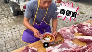 老孟卖猪肉，早餐花两块钱买碗豆腐脑，没吃完就忙上了，这可咋整