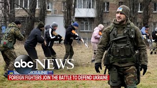 Foreign fighters join the battle to defend Ukraine | ABC News