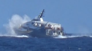 Catamarano Federica M in partenza dal porto di Favignana con maltempo